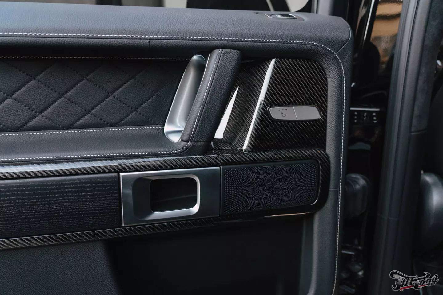 Побортная стереосистема с двумя усилителями на Mercedes G-class. Карбон в салоне. Полировка и керамика кузова, оклейка лобового стекла